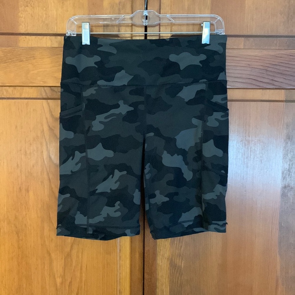 Yogalicious camo bike shorts! Hardly worn. With side pockets! In great condition